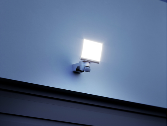 Senzorový reflektor XLED home 2 XL S biely, 19,3 W, 3000K